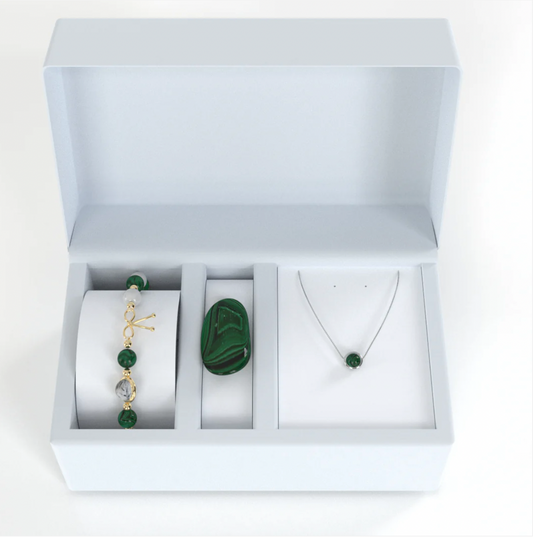 Coffret anti-douleur composé d'un Bracelet anti-douleur avec pierres naturelles de malachite et de pierre de lune qui alternent avec de petites billes en or fin entre elles, avec une seule pierre de quartz rutile en son centre, entourée d'un anneau en or fin, ainsi qu’une pierre en malachite pure et un collier en argent 925 en fragment de coeur de malachite pure