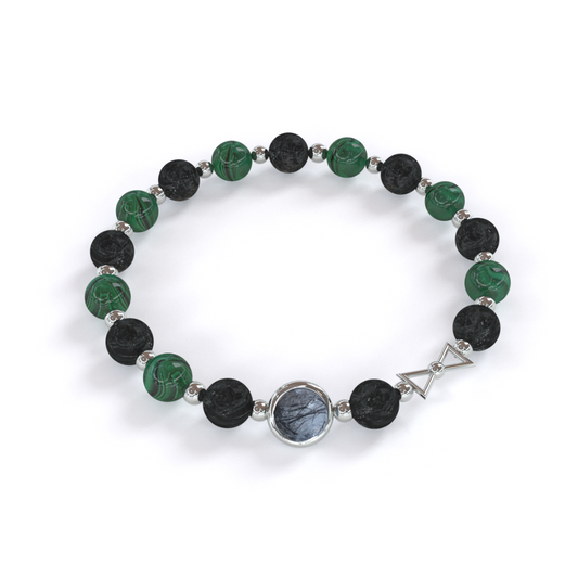 Bracelet anti-douleur composé de malachite et de tourmaline, alternant avec de petites billes en argent 925, avec une seule pierre de quartz rutile en son centre, entourée d'un anneau en argent 925