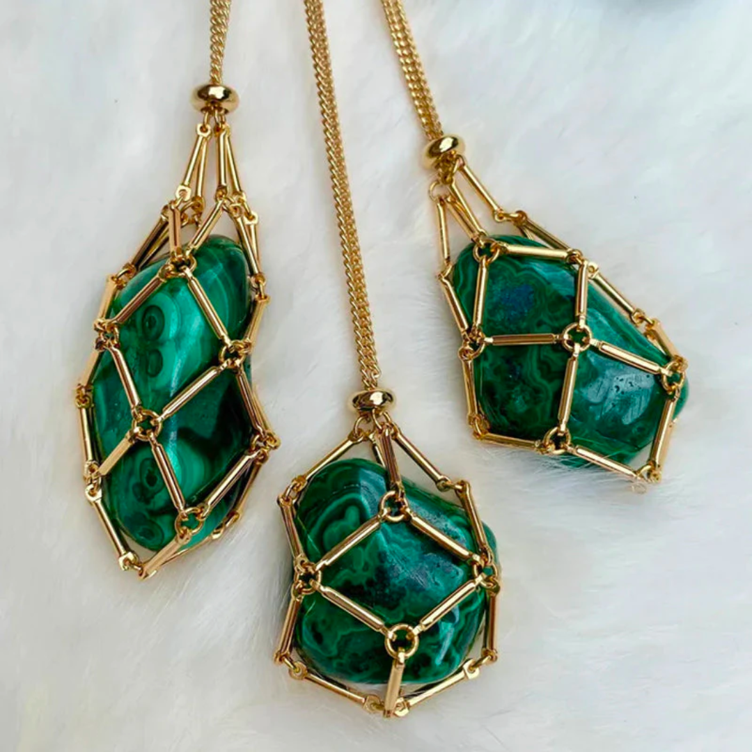 3 Pendentifs porte pierre portant chacun une pierre de malachite 