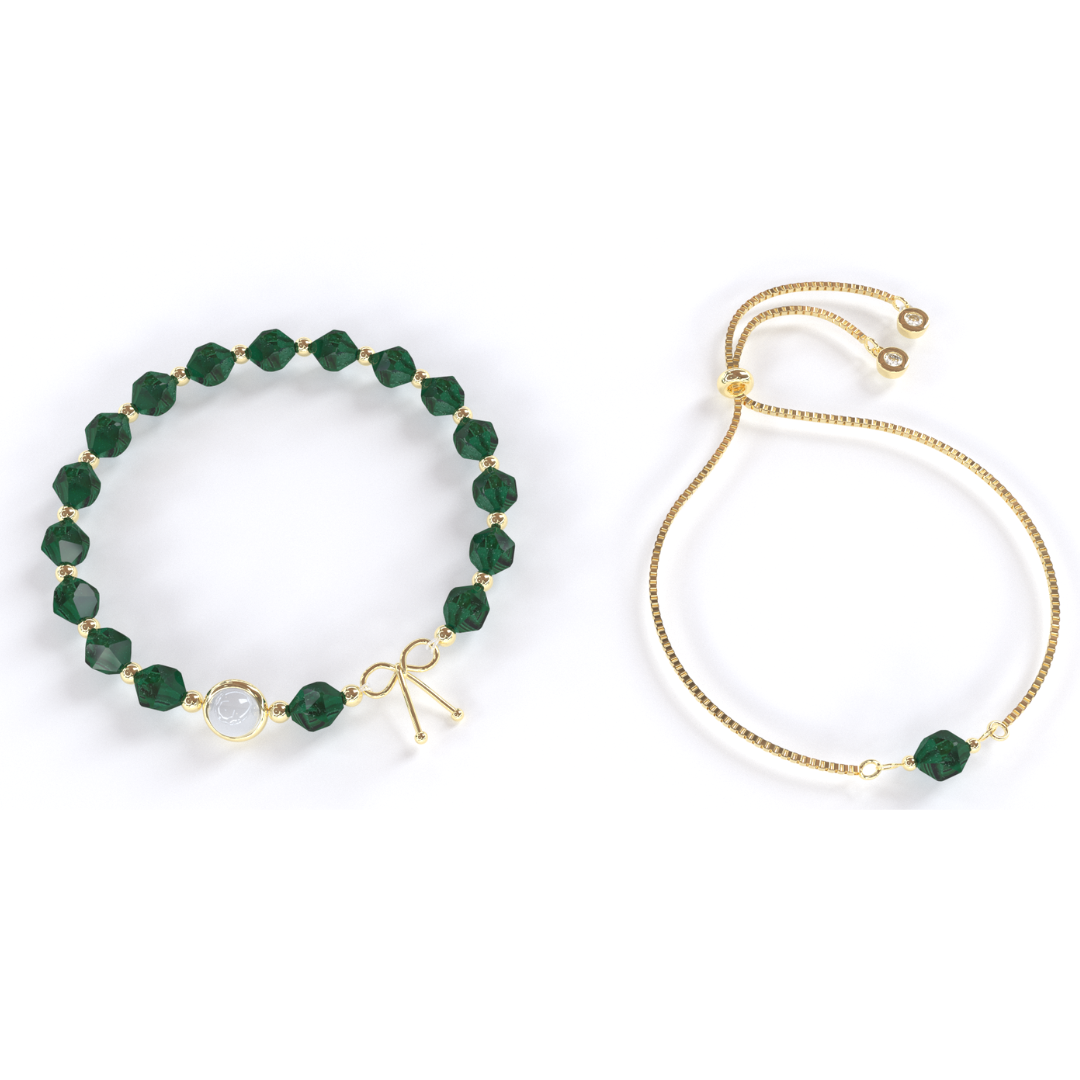 Bracelet avec des pierres de malachite brute qui alternent avec de petites billes en or, avec une seule pierre de quartz rutile en son centre, entourée d'un anneau en or. Le bracelet est composé de malachite et d'or fin.