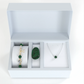 Coffret anti-douleur composé d'un Bracelet anti-douleur avec pierres naturelles de malachite et de pierre de lune qui alternent avec de petites billes en or fin entre elles, avec une seule pierre de quartz rutile en son centre, entourée d'un anneau en or fin, ainsi qu’une pierre en malachite pure et un collier en argent 925 en fragment de coeur de malachite pure