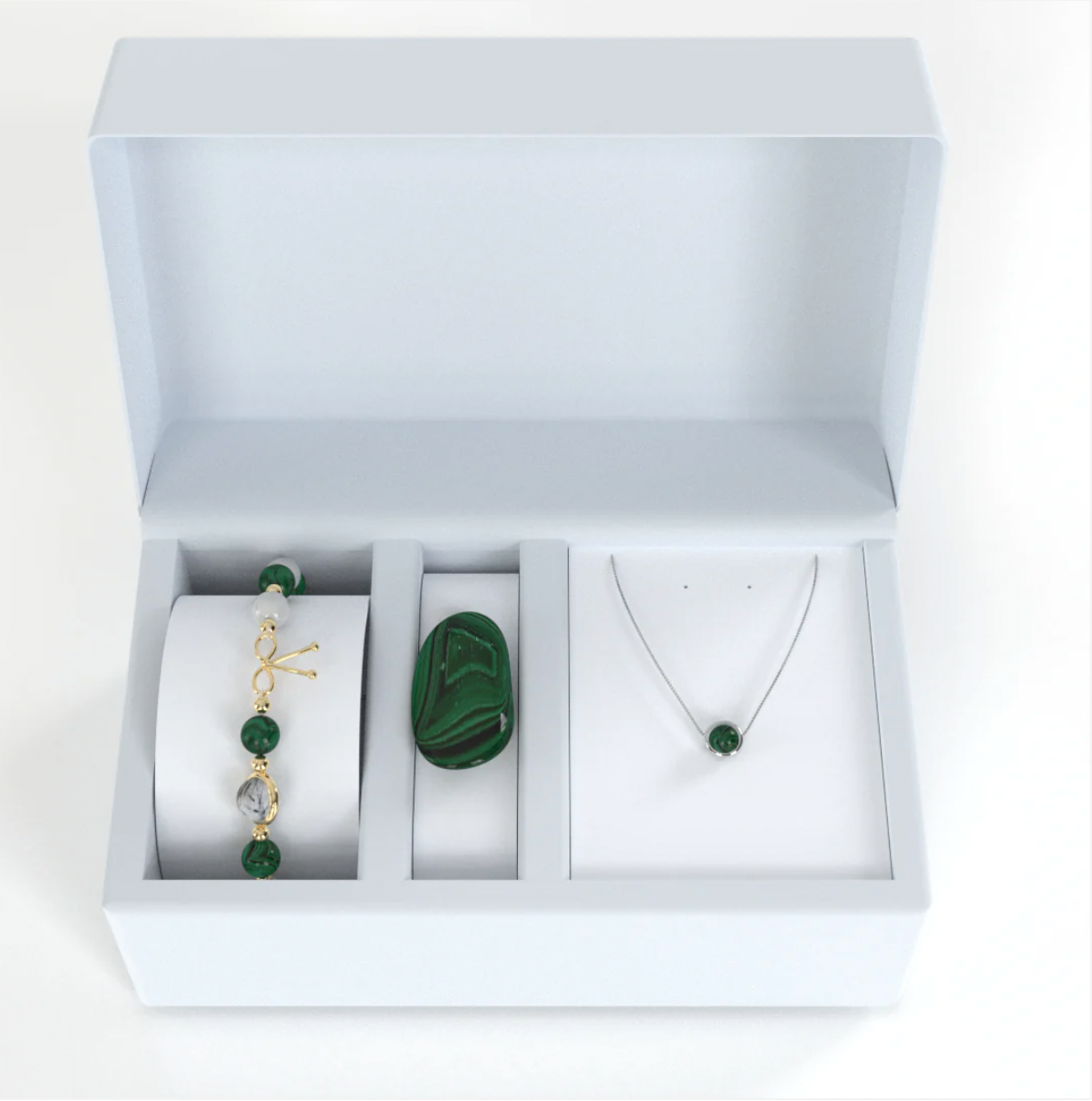 Coffret anti-douleur composé d'un Bracelet anti-douleur avec pierres naturelles de malachite et de pierre de lune qui alternent avec de petites billes en or fin entre elles, avec une seule pierre de quartz rutile en son centre, entourée d'un anneau en or fin, ainsi qu’une pierre en malachite pure et un collier en argent 925 en fragment de coeur de malachite pure