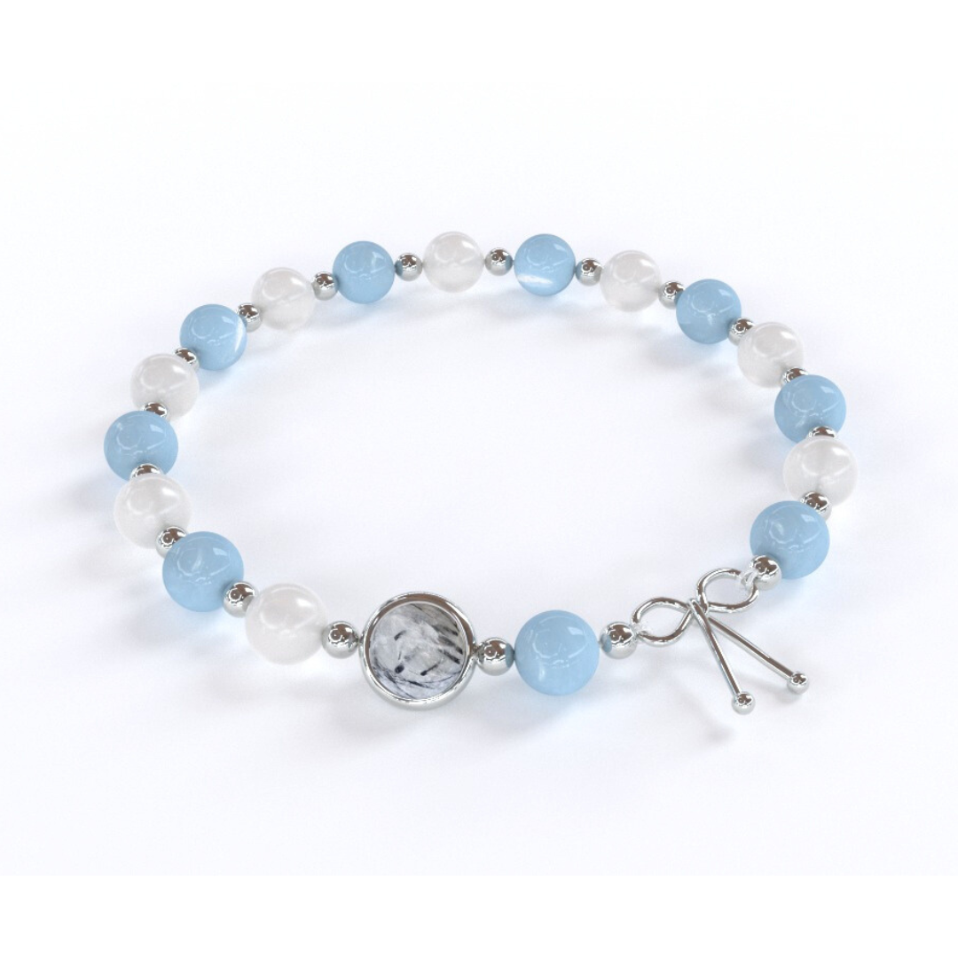 Bracelet  Anti-essoufflement  composé de pierre naturelle de calcédoine et Pierre de Lune , alternant avec de petites billes en argent , avec une seule pierre de quartz rutile en son centre, ainsi qu'un noeud en argent