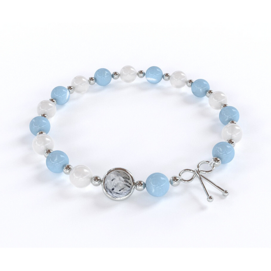 Bracelet  Anti-essoufflement  composé de pierre naturelle de calcédoine et Pierre de Lune , alternant avec de petites billes en argent , avec une seule pierre de quartz rutile en son centre, ainsi qu'un noeud en argent