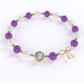 Bracelet amincissant composé d'améthyste et de pierre de lune qui alternent avec de petites billes en or fin entre elles, avec une seule pierre de quartz rutile en son centre, entourée d'un anneau en or fin. En cadeau, un défi de 30 jours pour atteindre vos objectifs plus rapidement.