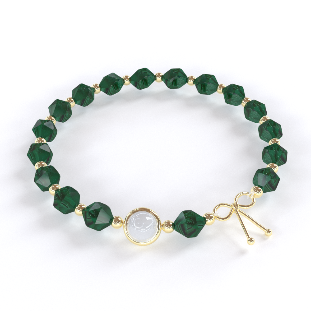 Bracelet avec des pierres de malachite brute qui alternent avec de petites billes en or, avec une seule pierre de quartz rutile en son centre, entourée d'un anneau en or. Le bracelet est composé de malachite et d'or fin.