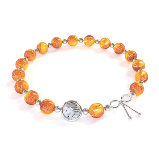 Bracelet  apaisant composé de pierre naturelle d'ambre de Birmanie alternant avec de petites billes en or argent, avec une seule pierre de quartz rutile en son centre, ainsi qu'un noeud en argent